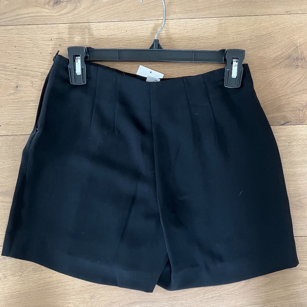 NWT H&M BLACK PLEATED SHORTS - SZ 2